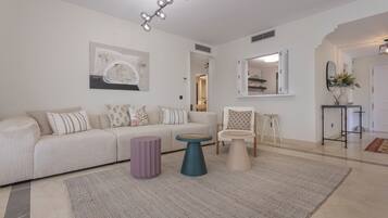 Apartamento | Zona de estar | Una televisión