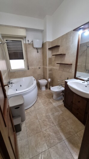 Een haardroger, een bidet, handdoeken, zeep