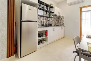 Enjoy meals in this fully equipped kitchen with a refrigerator, microwave, and ample storage.