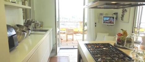 Réfrigérateur, micro-ondes, four, plaque de cuisson