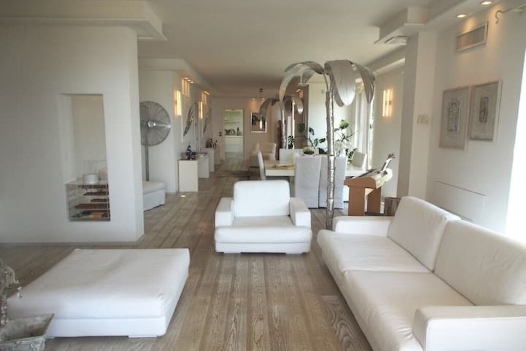 Smart TV, libri, biblioteca musicale, impianto stereo