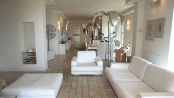 Smart-TV, Bücher, Musikbibliothek, Stereoanlage