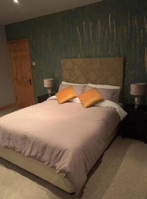3 bedrooms, WiFi - 3 min walk in to town , Great location in town (kinsale)