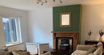 3 min walk in to town , Great location in town