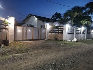 Vista frontal de la propiedad