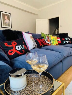 Apartment | Living area | Fireplace - Quirky, Cool, Comfortable Flat in Bath (Bath)