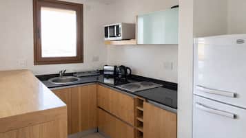 Réfrigérateur, micro-ondes, four, cafetiÚre/bouilloire