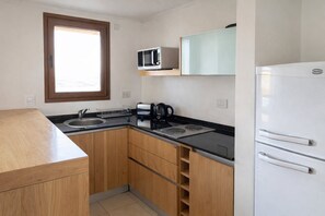 Kühlschrank, Mikrowelle, Ofen, Wasserkocher mit Kaffee-/Teezubehör