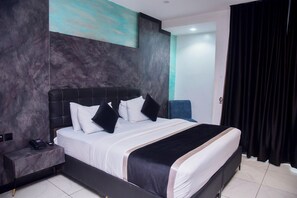 Habitación exclusiva | Minibar, caja de seguridad en la habitación y escritorio