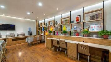 Uma área de bar moderna com piso de madeira, banquetas e prateleiras com diversos objetos.