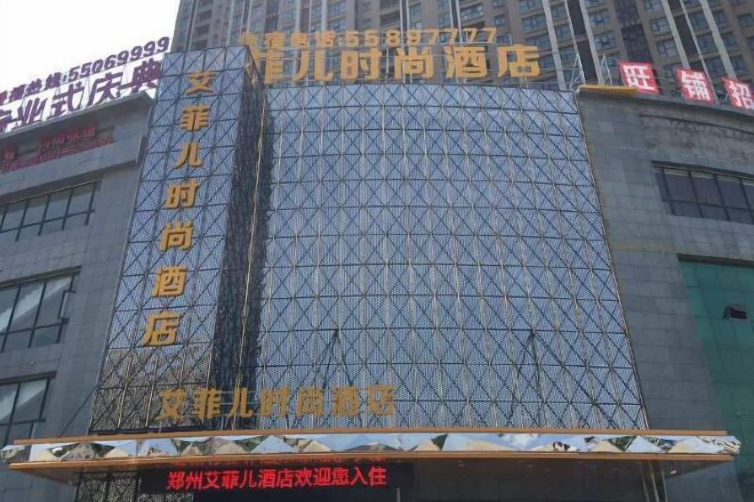 Un edificio con un cartel grande que anuncia un hotel.