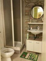 Camera Deluxe | Bagno | Asciugacapelli, asciugamani, sapone, shampoo