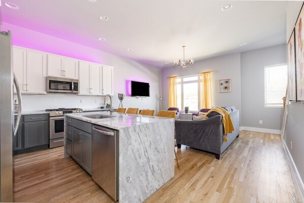 Interior - Tailgater's Dream! Rooftop w/ TV + Fire + Lights (Nashville)