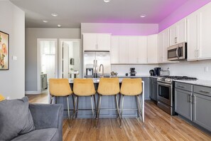 Private kitchen - Tailgater's Dream! Rooftop w/ TV + Fire + Lights (Nashville)