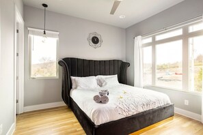 4 bedrooms - Tailgater's Dream! Rooftop w/ TV + Fire + Lights (Nashville)