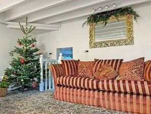 Living area - 2 bedroom accommodation in Llanarmon-Yn-Ial (Llanarmon-Yn-Ial)