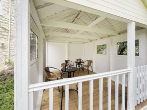 Outdoor dining - 2 bedroom accommodation in Llanarmon-Yn-Ial (Llanarmon-Yn-Ial)