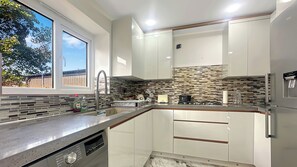 House | Private kitchen | Fridge, microwave, oven, stovetop - 4br-7guests-freeparking-garden-nearmanchester (Stockport)