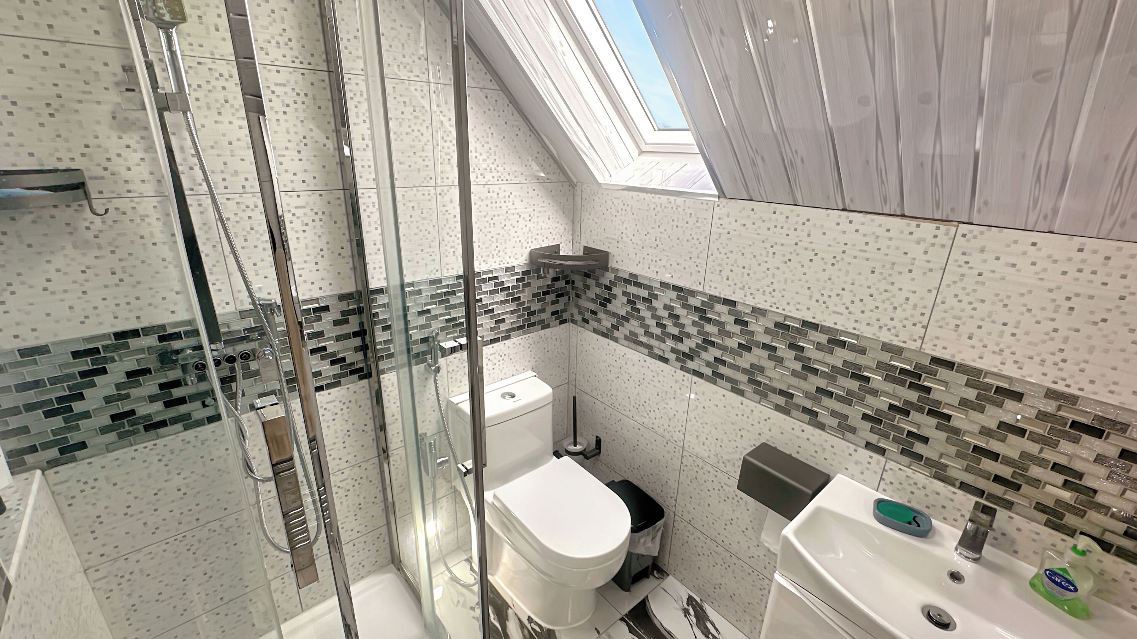 House | Bathroom | Combined shower/bathtub, deep-soaking bathtub, hair dryer, slippers