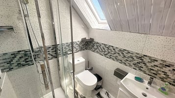 House | Bathroom | Combined shower/bathtub, deep-soaking bathtub, hair dryer, slippers