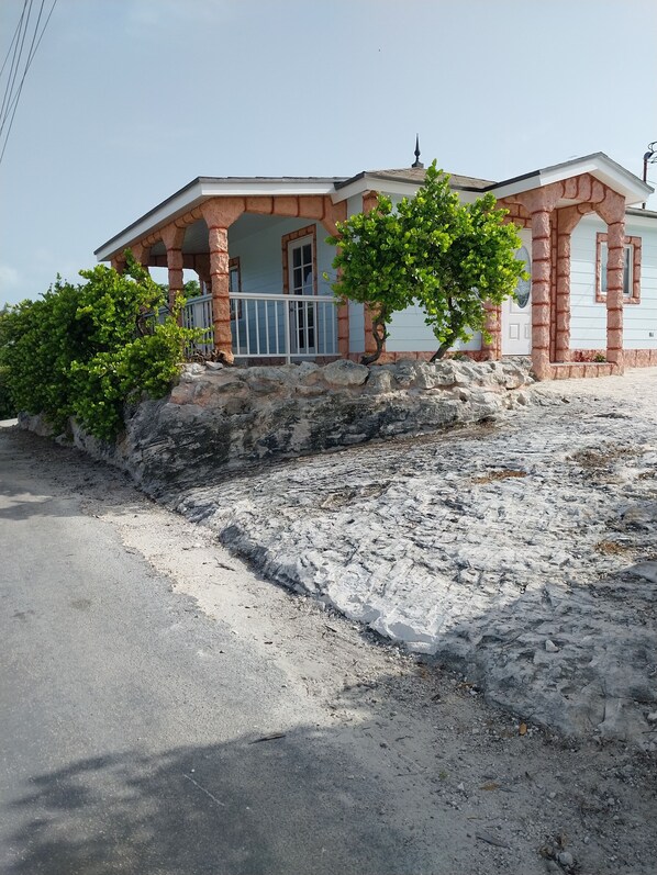 Exterior - Charming 2-Bedroom House in Tranquil Staniel Cay near Thunderball Grotto (Staniel Cay)