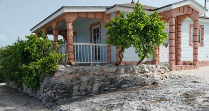 Charming 2-Bedroom House in Tranquil Staniel Cay near Thunderball Grotto