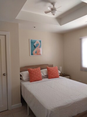 2 bedrooms, desk, free WiFi, bed sheets - Charming 2-Bedroom House in Tranquil Staniel Cay near Thunderball Grotto (Staniel Cay)