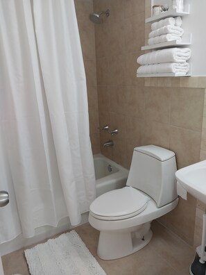 Hair dryer, towels, soap, shampoo - Charming 2-Bedroom House in Tranquil Staniel Cay near Thunderball Grotto (Staniel Cay)