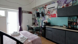 Coffee/tea maker, fridge, microwave, oven