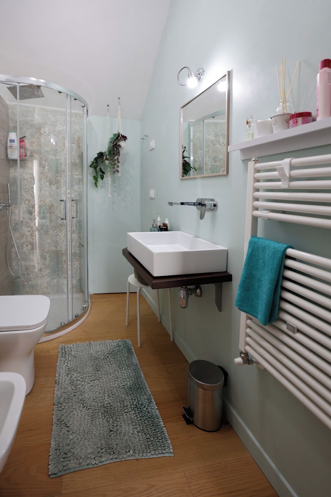 Een douche, een haardroger, een bidet, handdoeken