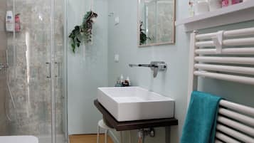 Een douche, een haardroger, een bidet, handdoeken