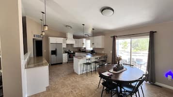 Mikrobølgeovn, ovn, kokeplater og oppvaskmaskin