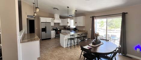 Microondas, horno, parrilla de estufa y lavavajillas