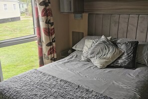 2 bedrooms, iron/ironing board, free WiFi, bed sheets - 2 Bed Lodge Sleeps 6 -pets Ok -patio -free Parking (Northampton)