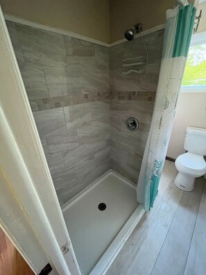 Dusj, hårføner, håndklær og såpe