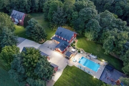 1800's Totally restored Estate w/ 5 bedrooms, pool, hot tub, and pickle ball!