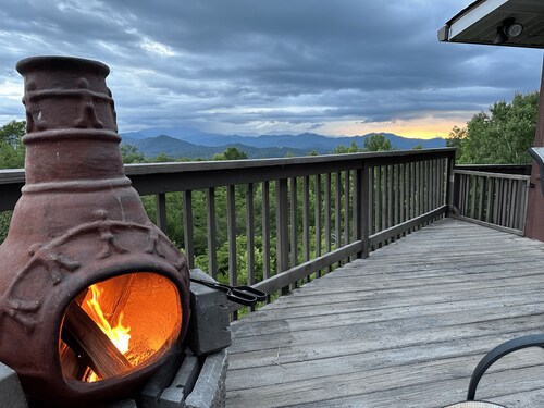 Scenic Western Carolina Mountain Retreat - Spacious 4-bedroom house with WiFi