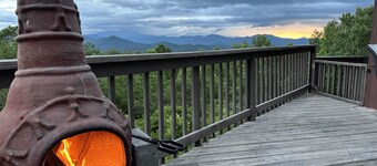 Scenic Western Carolina Mountain Retreat - Spacious 4-bedroom house with WiFi