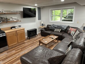 Smart TV, fireplace - Scenic Western Carolina Mountain Retreat - Spacious 4-bedroom house with WiFi (Franklin)