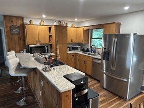 Refrigerador, microondas, horno y parrilla de estufa