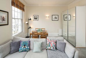 TV - High-ceiling Gorgerous Victorian flat with private garden - 3 mins to Hyde Park (London)