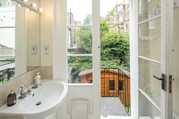 Interior - High-ceiling Gorgerous Victorian flat with private garden - 3 mins to Hyde Park (London)