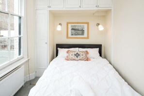 1 bedroom, iron/ironing board, WiFi, bed sheets - High-ceiling Gorgerous Victorian flat with private garden - 3 mins to Hyde Park (London)
