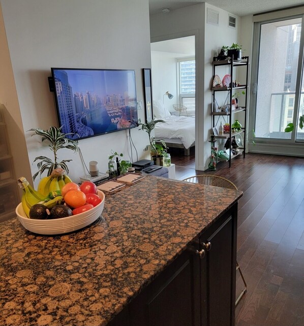 1 bedroom, WiFi, bed sheets - Beautiful Fort York CN Tower & Lake Views (Toronto)