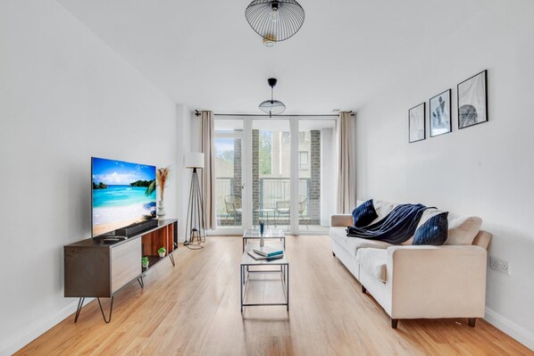 Apartment | Living area - Modern 2-bed Apartment in Stratford (London)