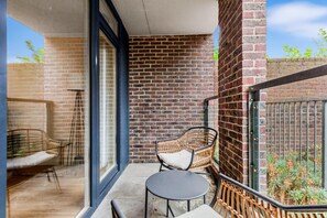 Apartment | Property grounds - Modern 2-bed Apartment in Stratford (London)