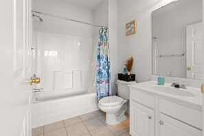 Sèche-cheveux, serviettes fournies, savon, papier toilette