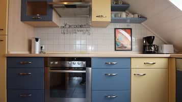 Een koelkast, een oven, een vaatwasser, een koffiezetapparaat/waterkoker