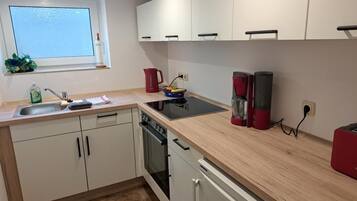 Fridge, oven, stovetop, coffee/tea maker