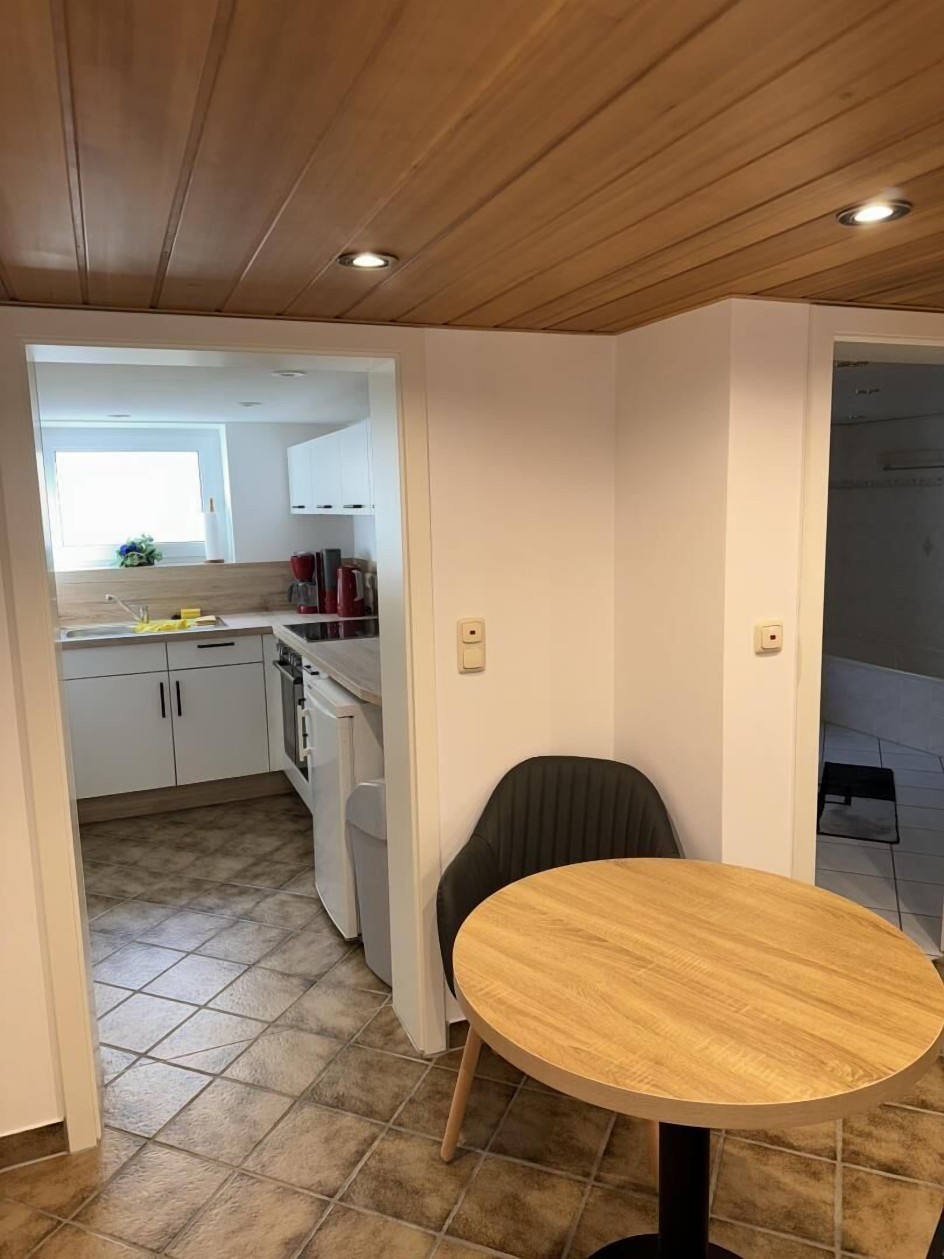 Fridge, oven, stovetop, coffee/tea maker